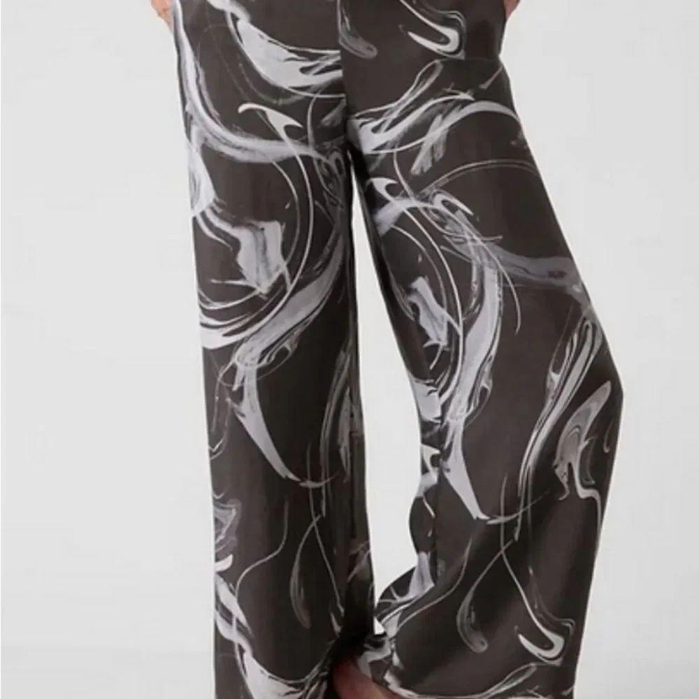 NWT Athleta Calm Cool Pant. Grey Black Marble with White.  Small - Picture 3 of 9